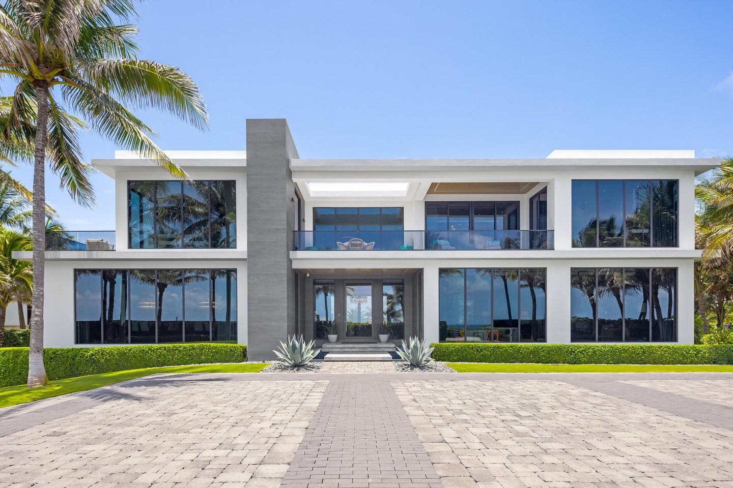 Oceanfront Estate For Sale in Manalapan, South Florida