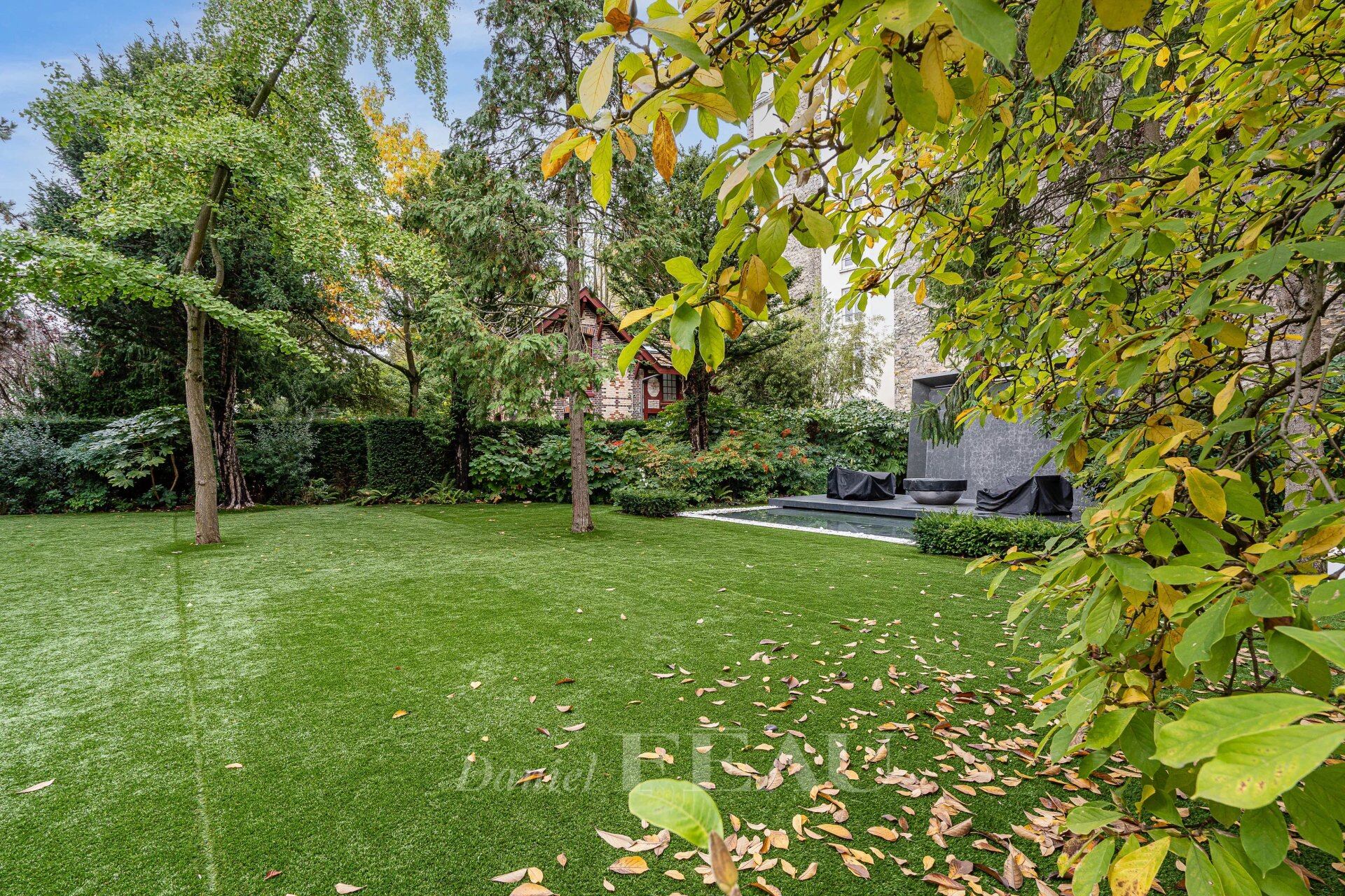 Private Mansion For Sale in Paris 16th District, Auteuil