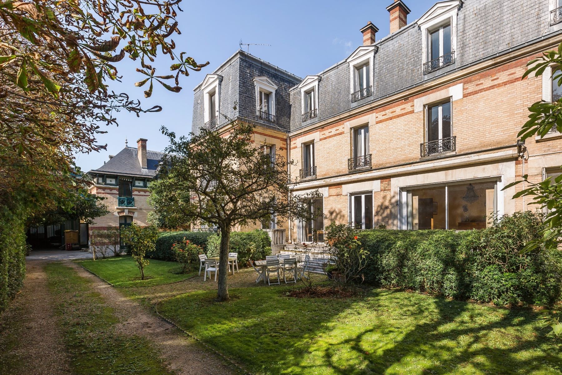Exceptional Family Estate Hameau Boileau Paris 16th — HYPERLUXE