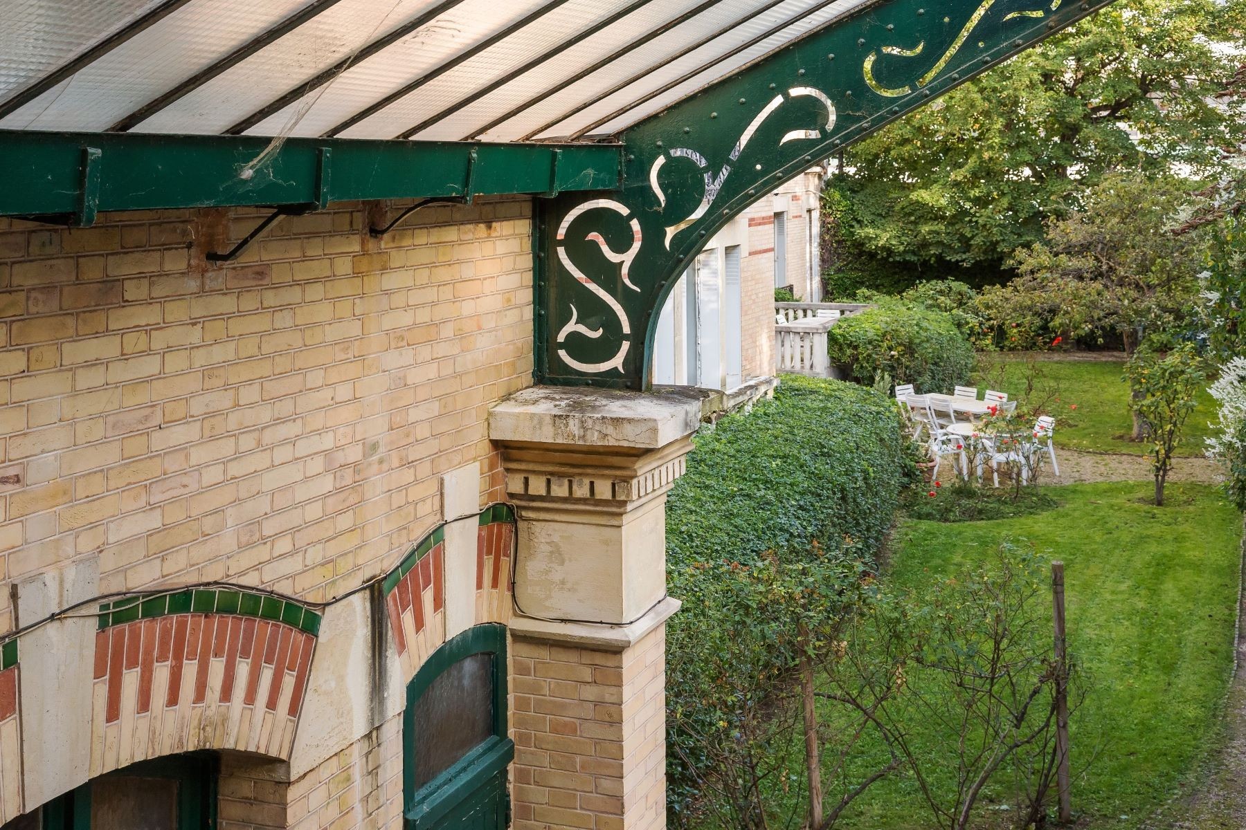 Exceptional Family Estate, Private Mansion & Garden — Built 1860