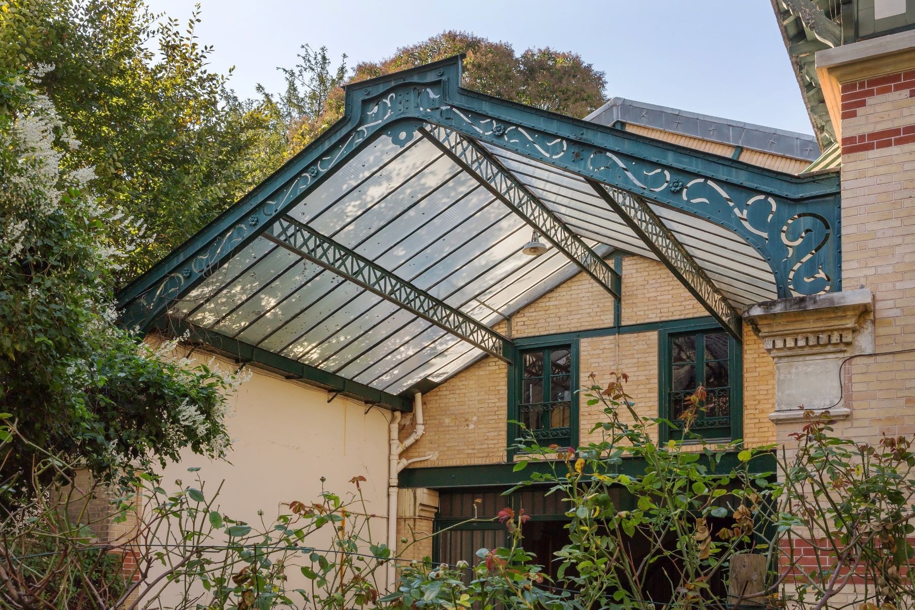 Exceptional Family Estate, Private Mansion & Garden — Built 1860