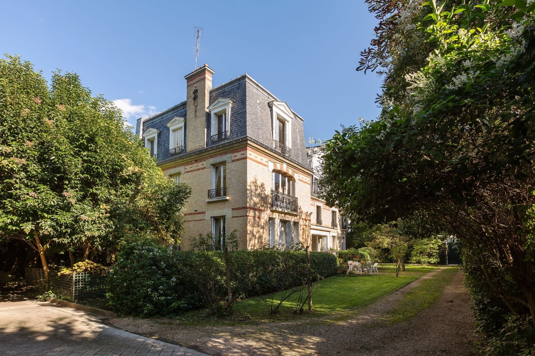 Exceptional Family Estate, Private Mansion & Garden — Built 1860