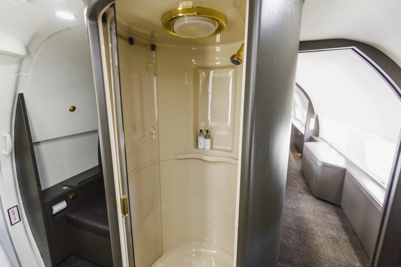 Boeing BBJ shower