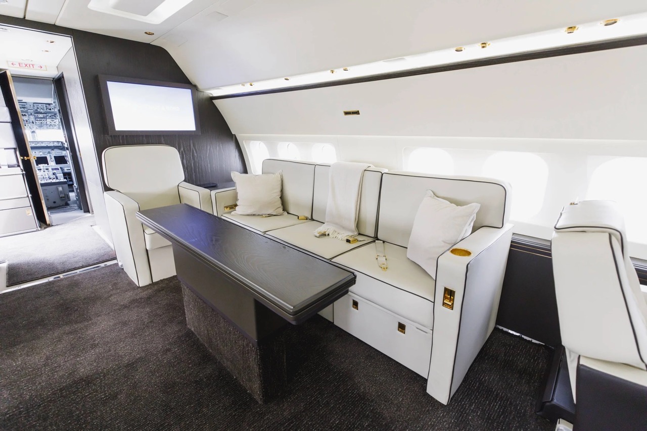 Boeing BBJ divan seating